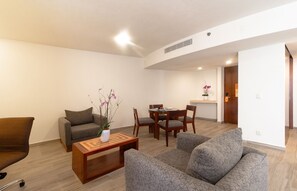 Junior Suite | Zona de estar | Televisión de 32 pulgadas con canales por satélite