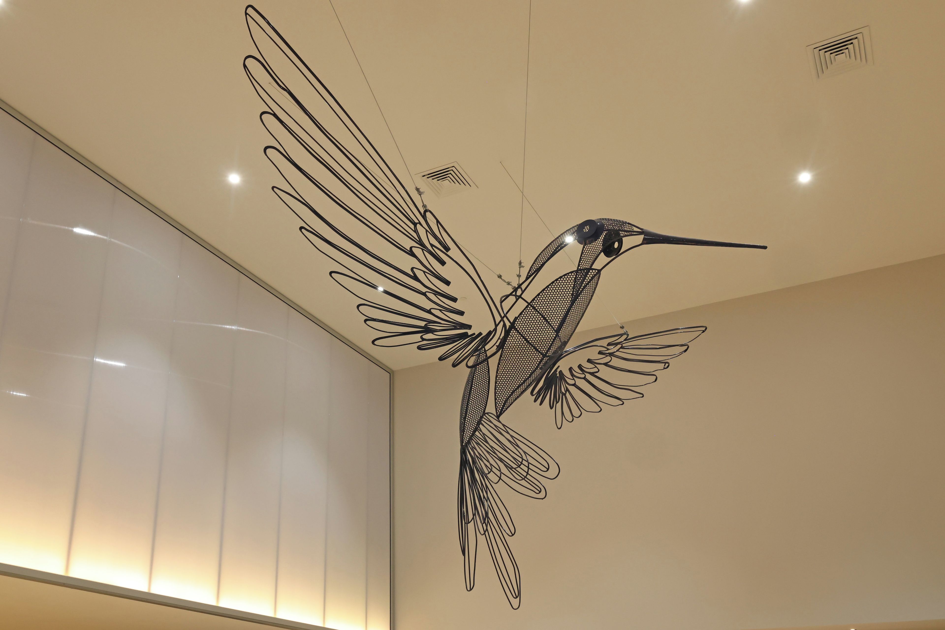 Una obra de arte mural de un ave en vuelo.