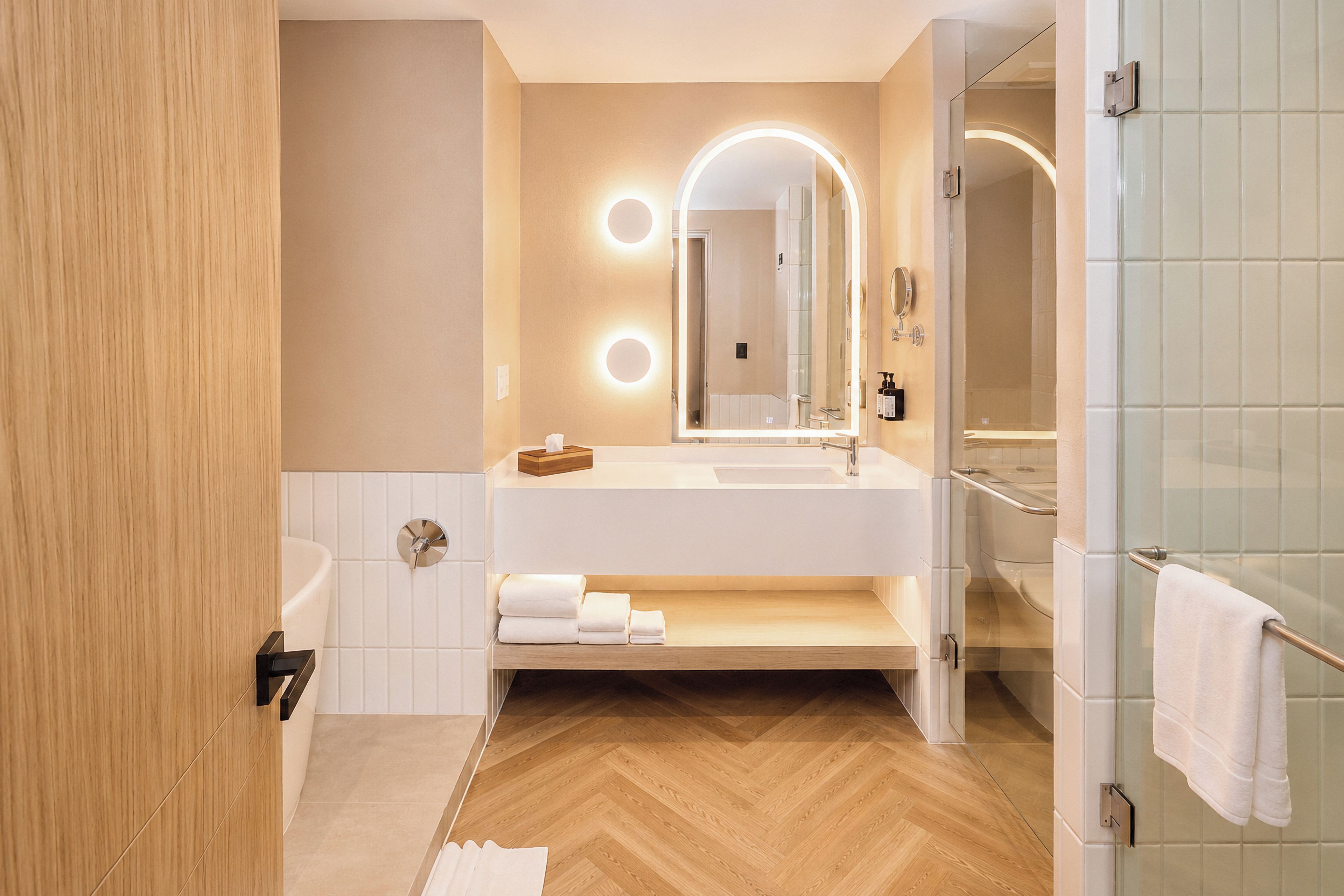 Ein modernes Badezimmer mit einer freistehenden Badewanne, einem Waschtisch mit Spiegel und einer Duschkabine.