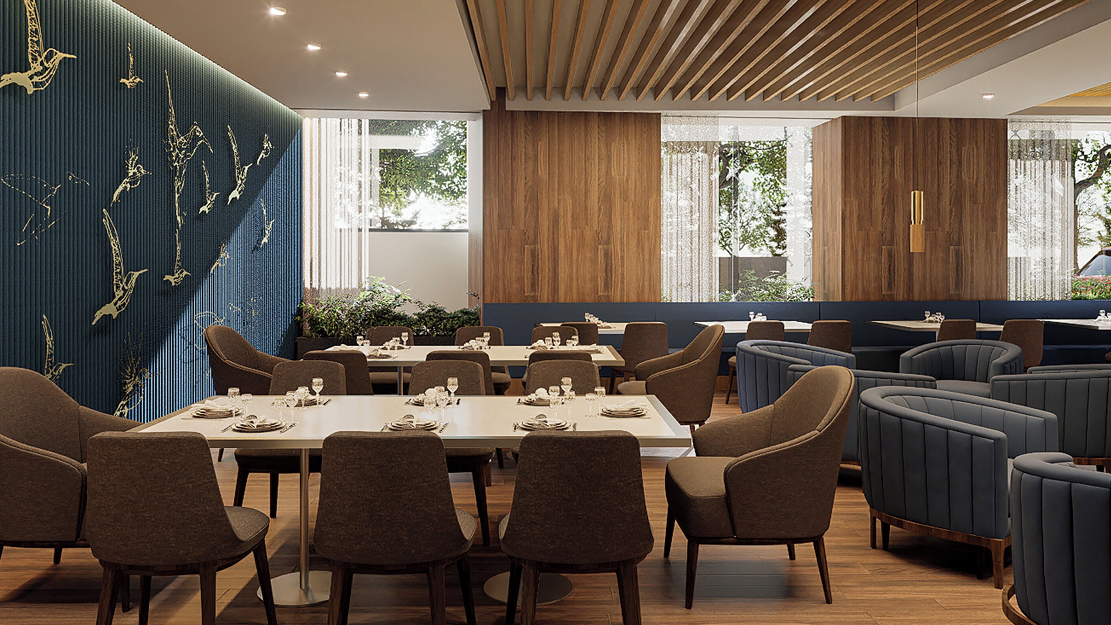 Ein Restaurantinneres mit einem langen Tisch, mehreren Stühlen und einer Sitzecke.