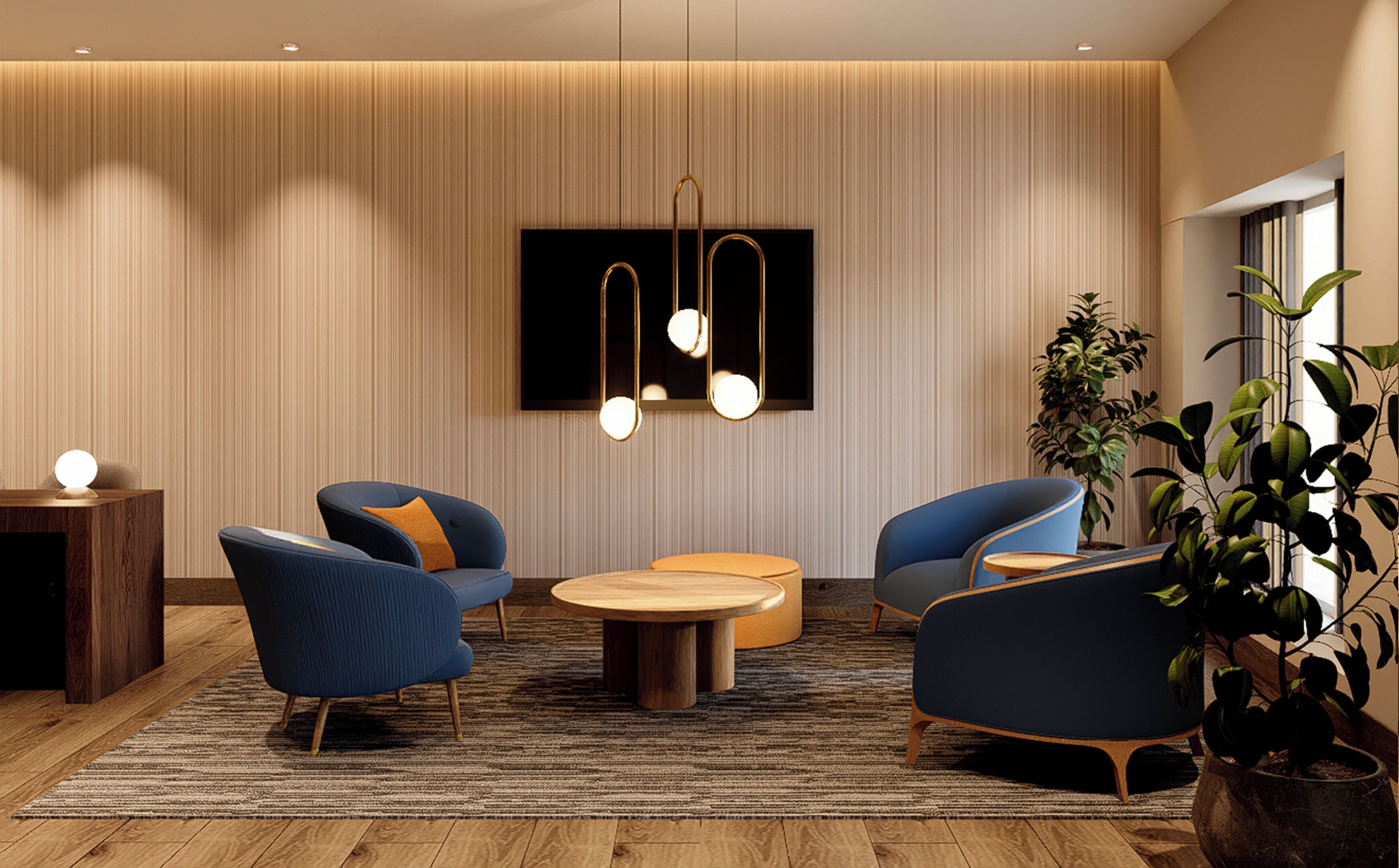 Un salon moderne avec un téléviseur à écran plat, deux fauteuils bleus, une table basse ronde en bois et un luminaire suspendu.