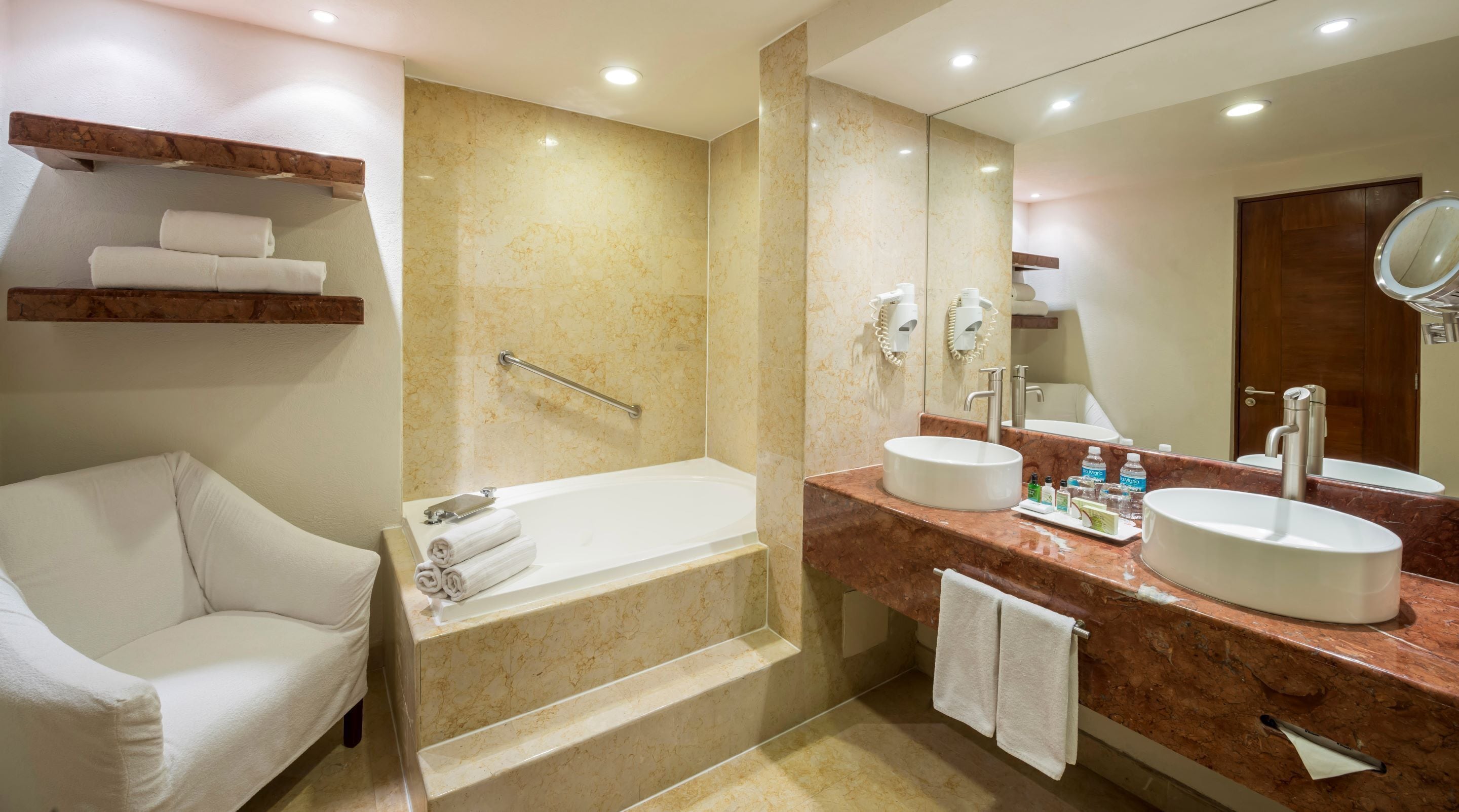 suite master | bathroom | free toiletries, hair dryer, towels