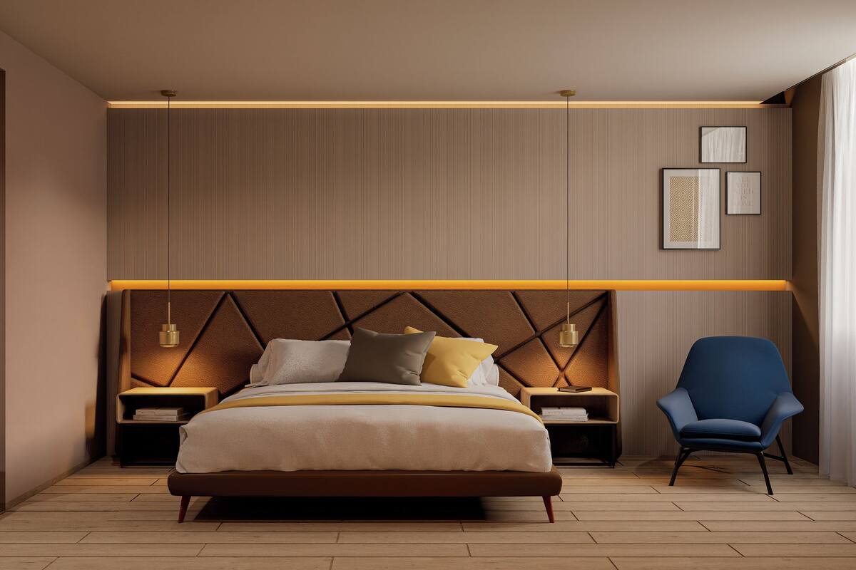 Een moderne slaapkamer met een bed, nachtkastjes, een stoel en wandlampen.