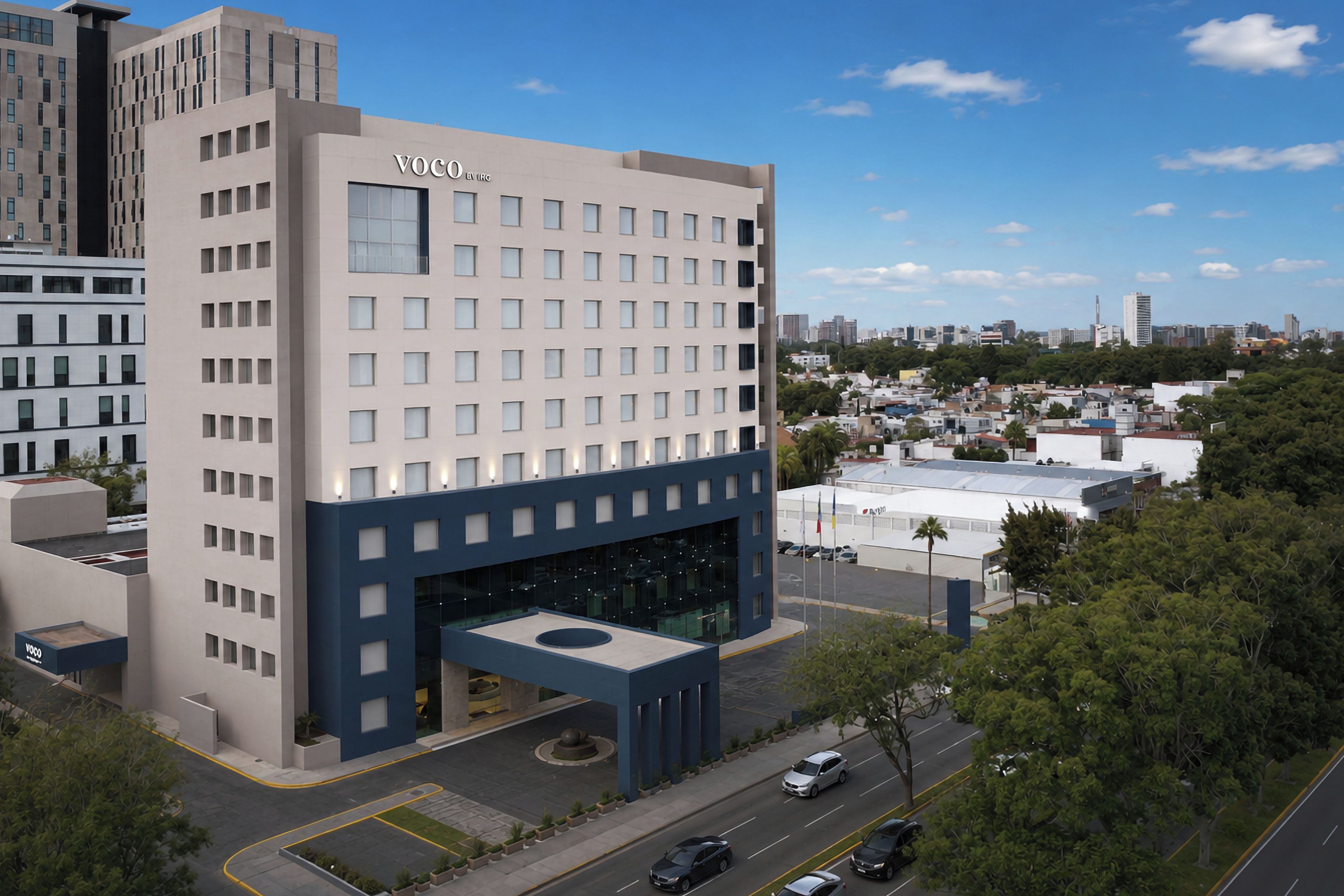 Un hôtel moderne, avec une entrée imposante et une vue sur le paysage urbain environnant.