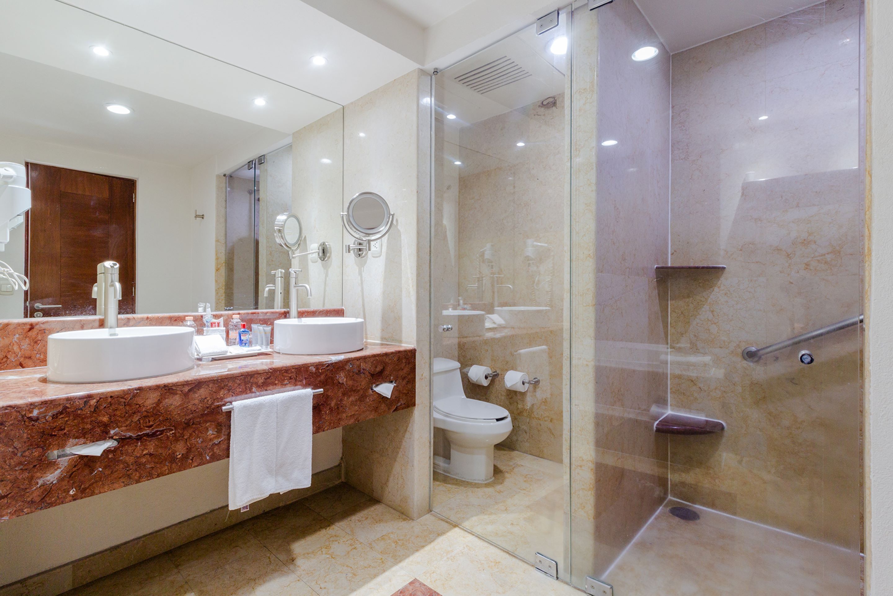 junior suite | bathroom | free toiletries, hair dryer, towels