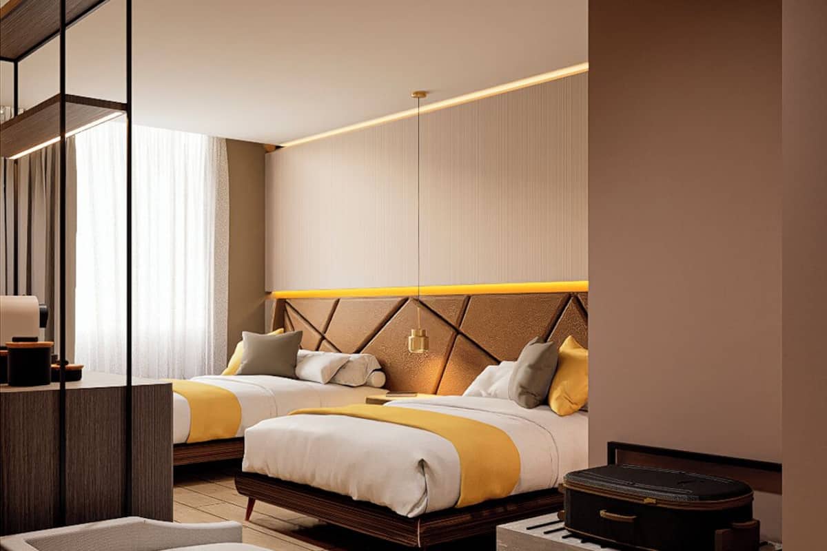 Een moderne hotelkamer met twee bedden, een bureau en een koffer.