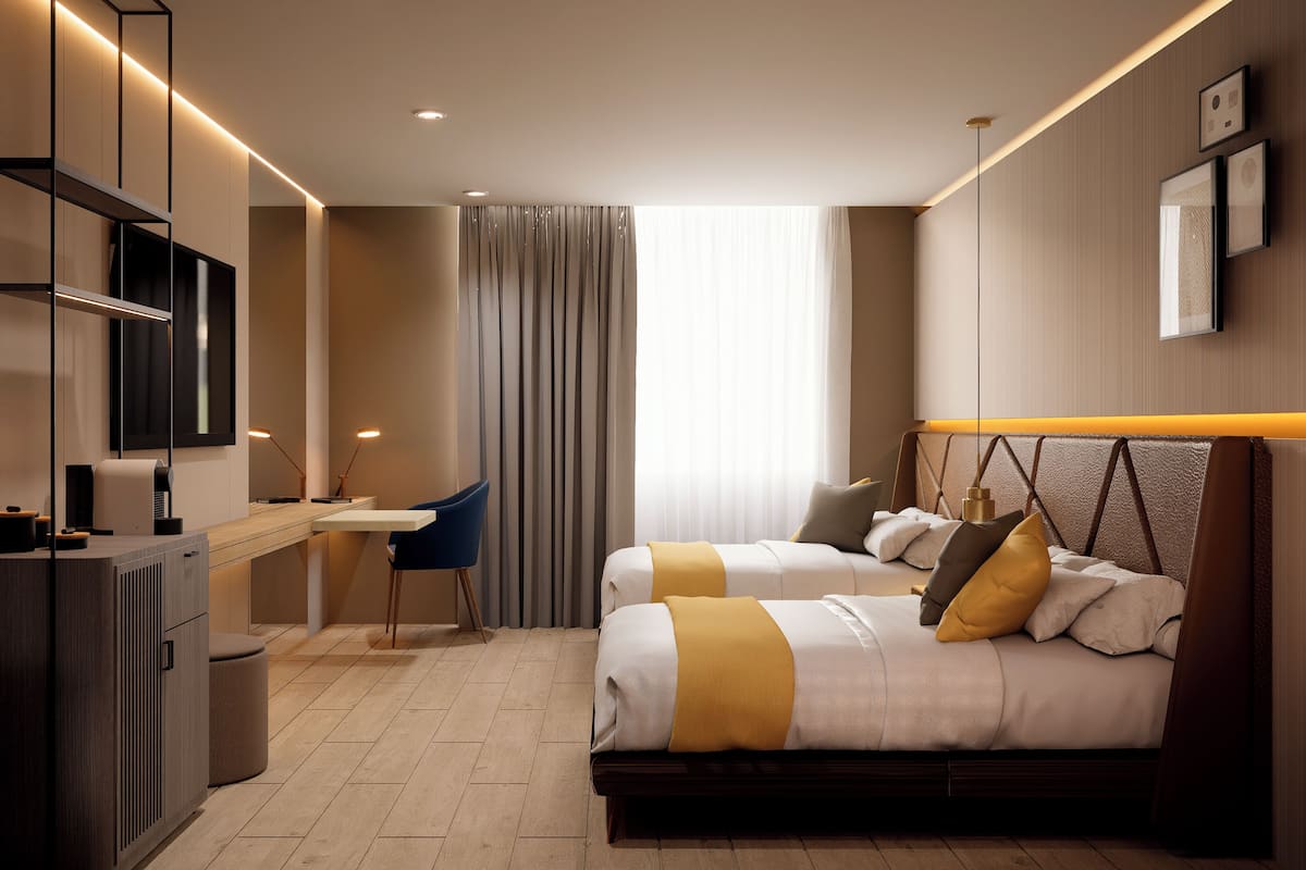 Een moderne hotelkamer met een bureau, twee bedden, een televisie en een groot raam met gordijnen.