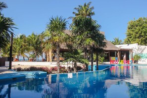 Een buitenzwembad en parasols bij het zwembad