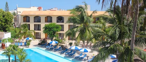 Piscine extérieure, parasols de plage