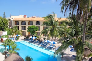 Una piscina al aire libre, sombrillas