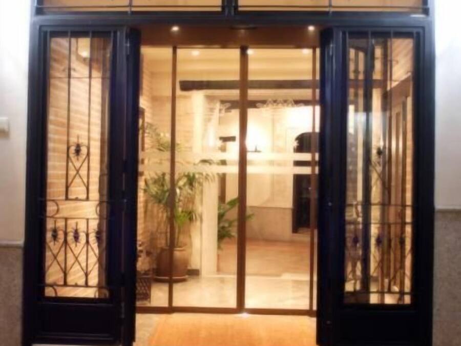 La entrada del Hotel Eurico, con una puerta de cristal y un cartel arriba.