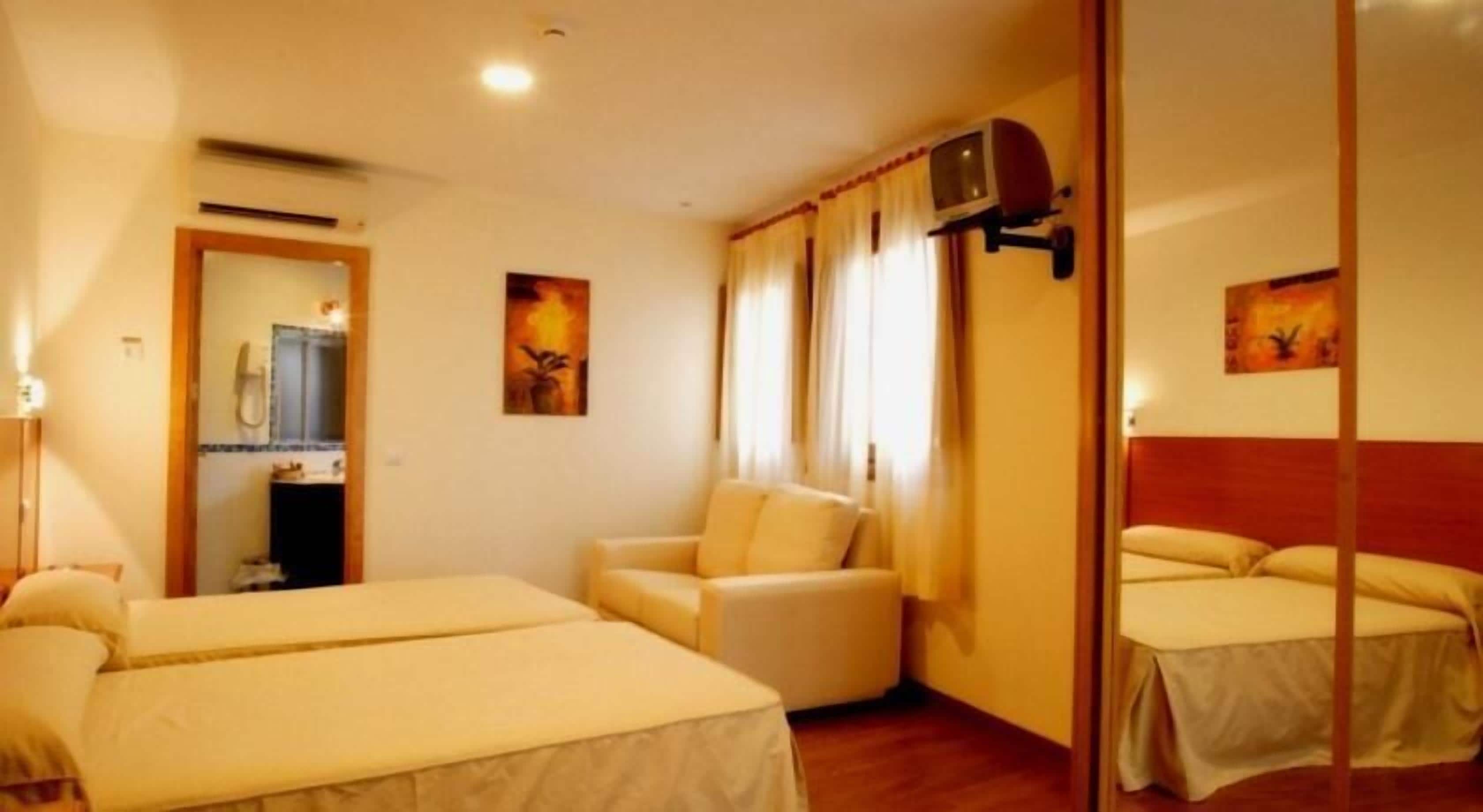 Desk, soundproofing, iron/ironing board, free WiFi
