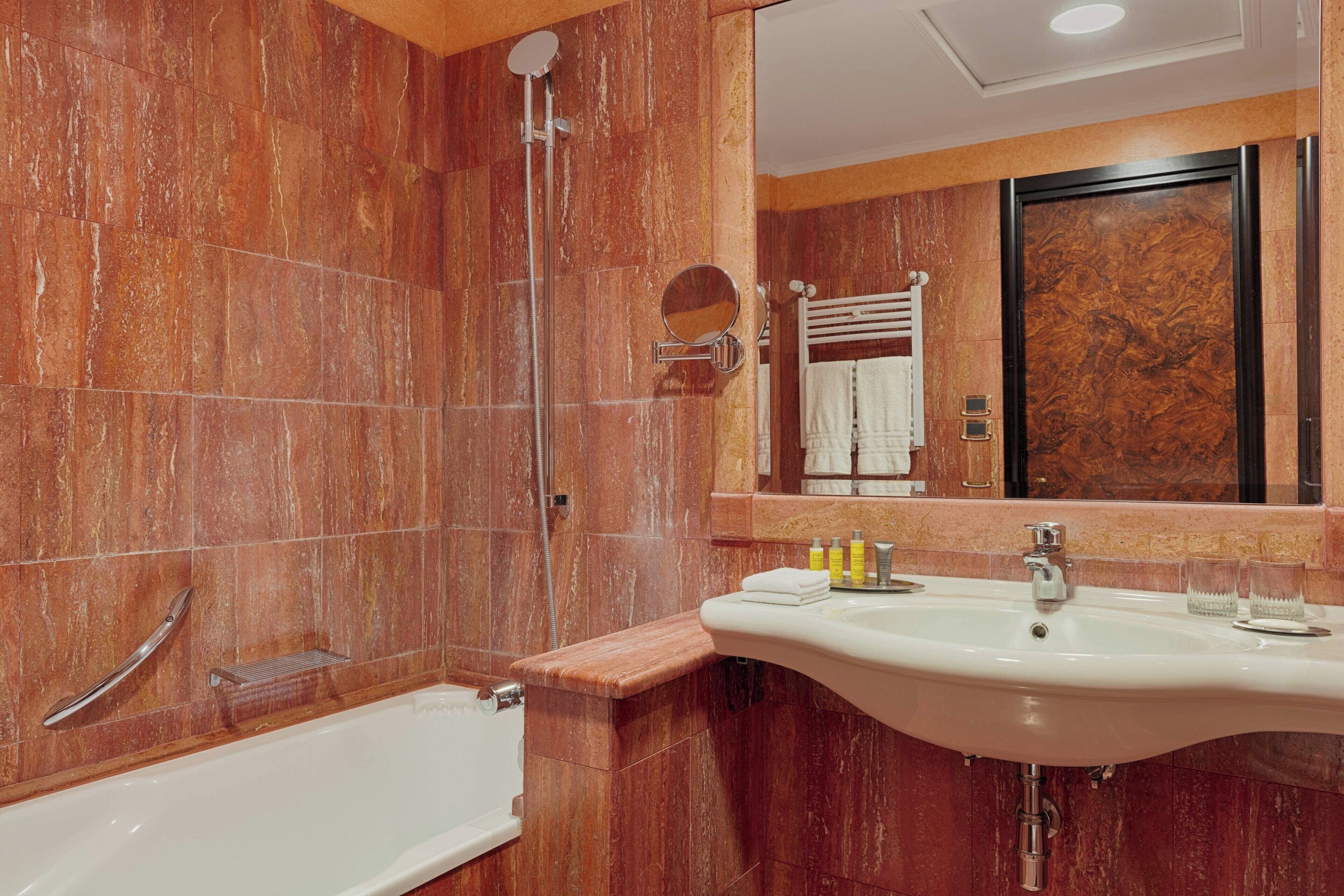 family room, 1 king bed | bathroom | combined shower/bathtub, rainfall showerhead, free toiletries