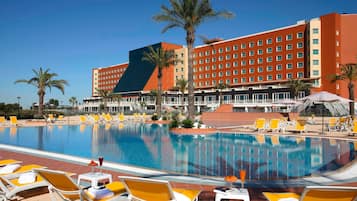 Piscina stagionale all'aperto, ombrelloni da piscina, lettini