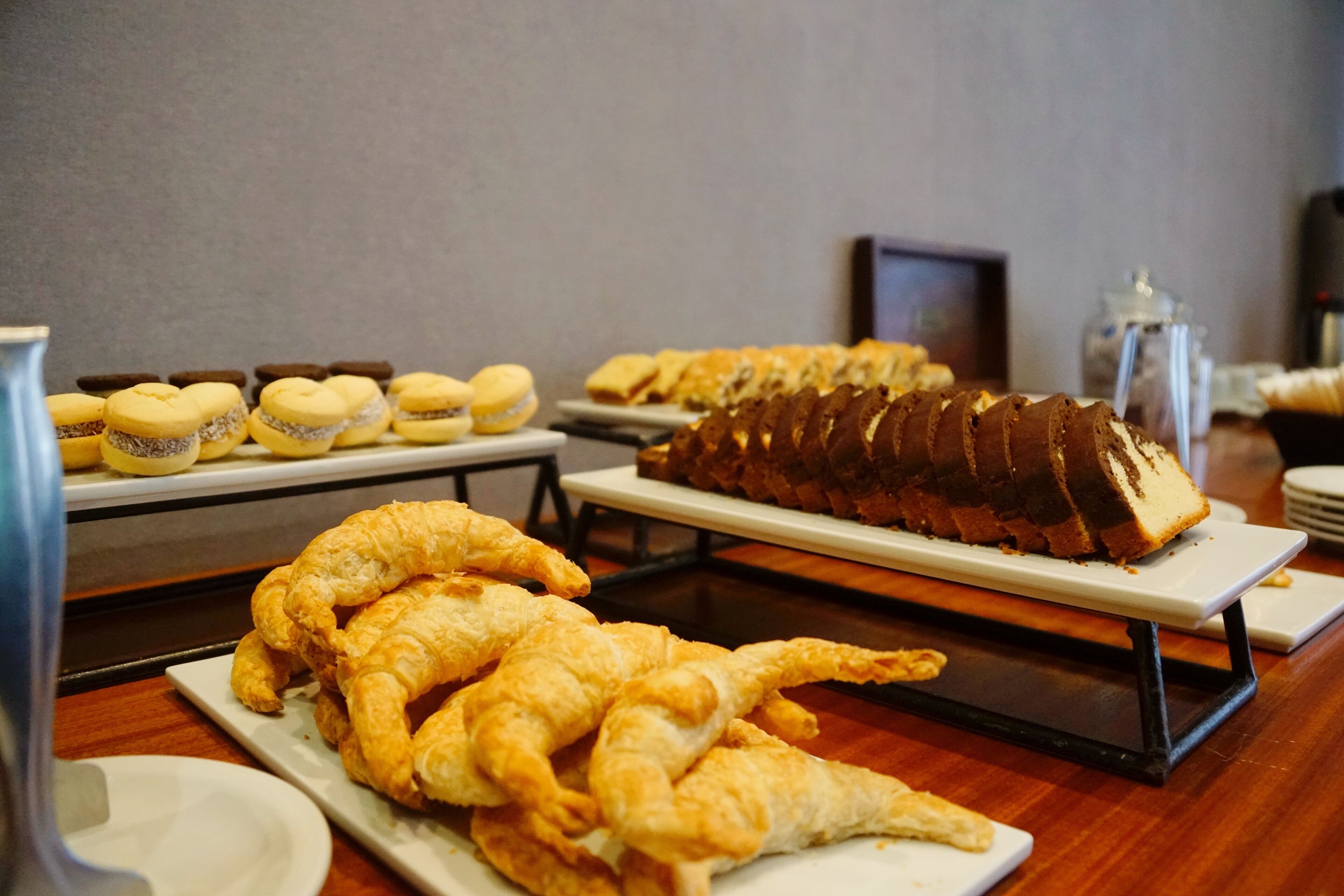 Un tavolo per buffet con diversi dolci e dessert.