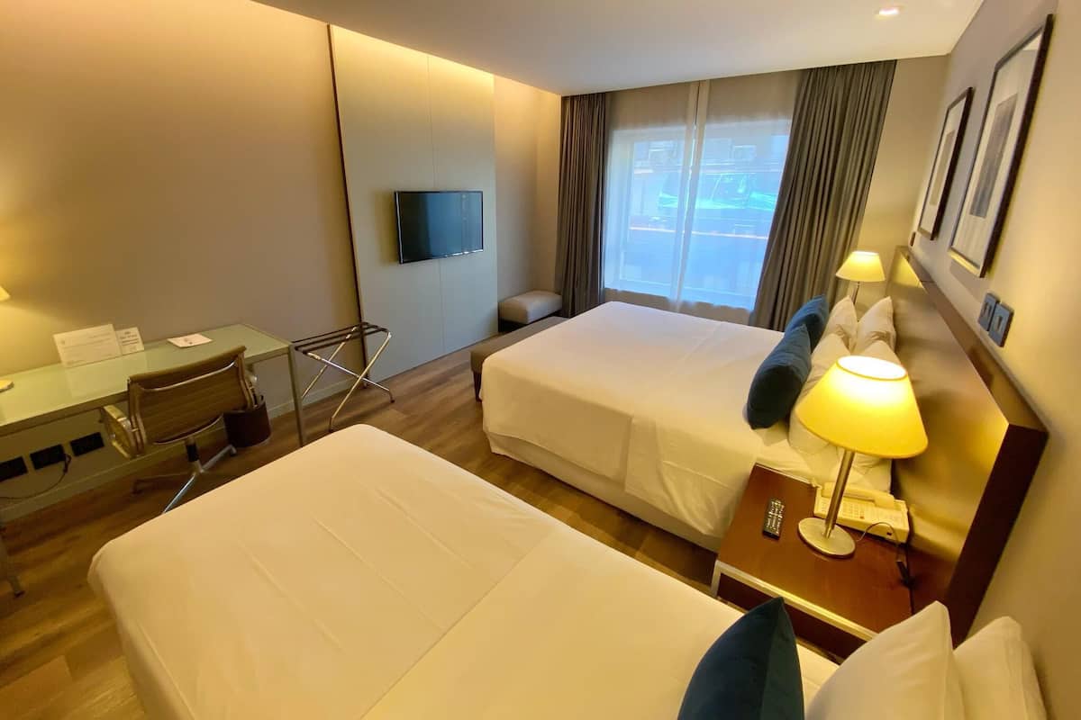 Minibar, caja de seguridad en la habitación y muebles diferentes