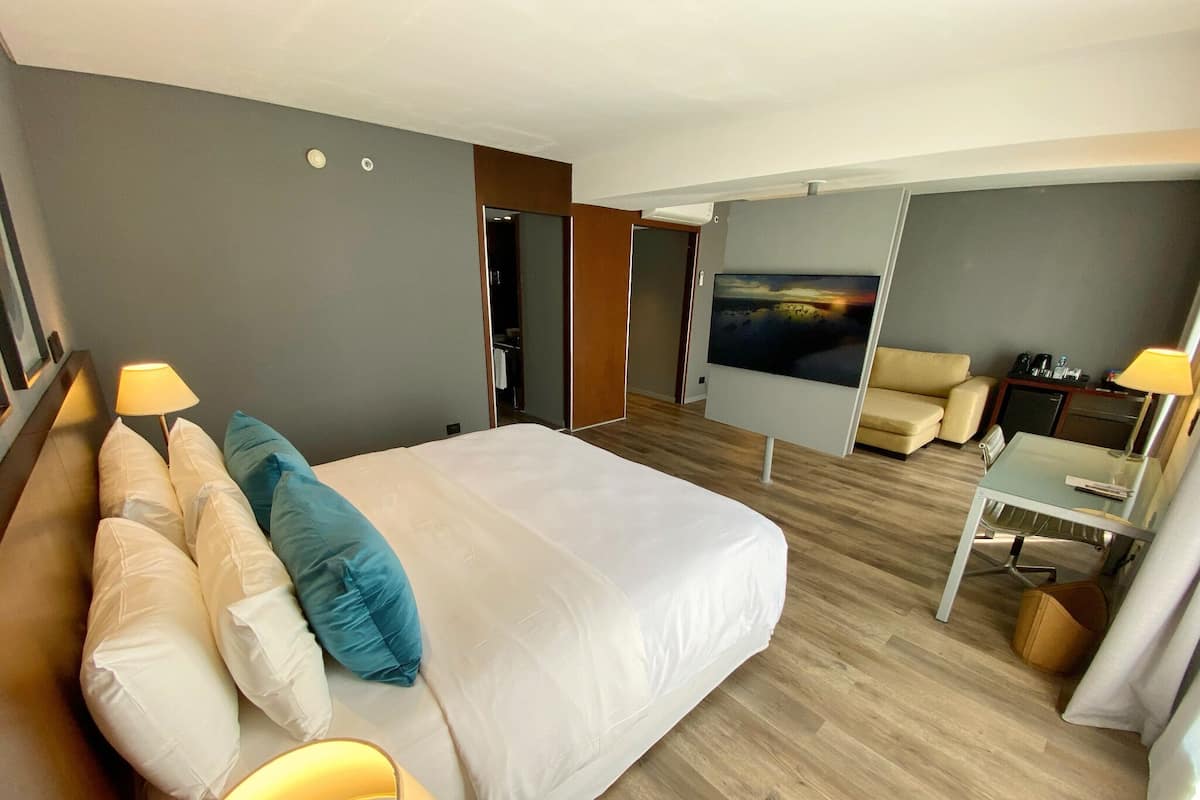Suite, 1 Queen Bed, Non Smoking | Hypo-allergenic bedding, minibar, in-room safe, individually furnished