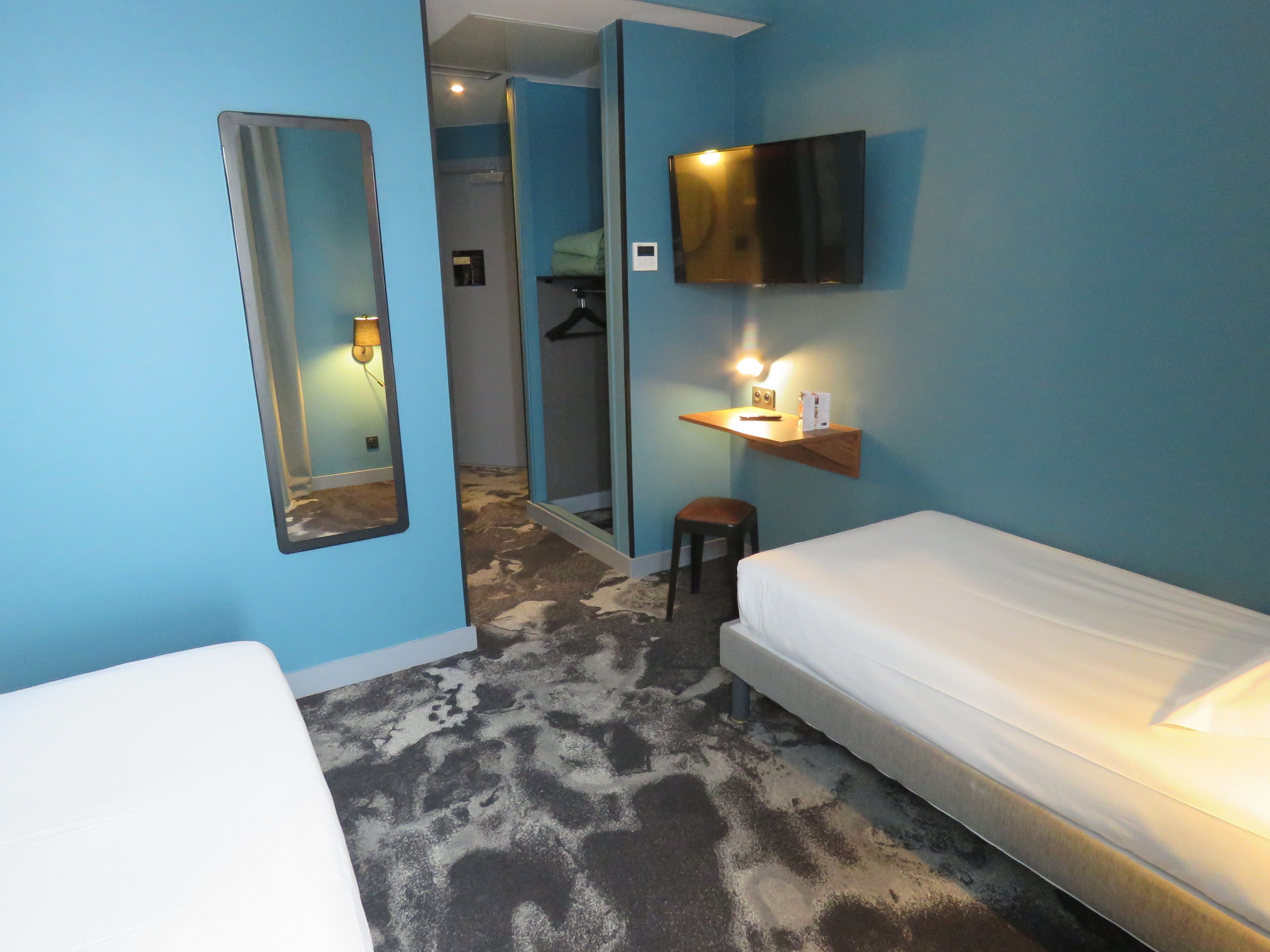 triple room | in-room safe, desk, soundproofing, iron/ironing board