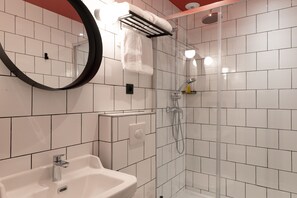 Đồ dùng nhà tắm miễn phí, máy sấy tóc, khăn tắm 