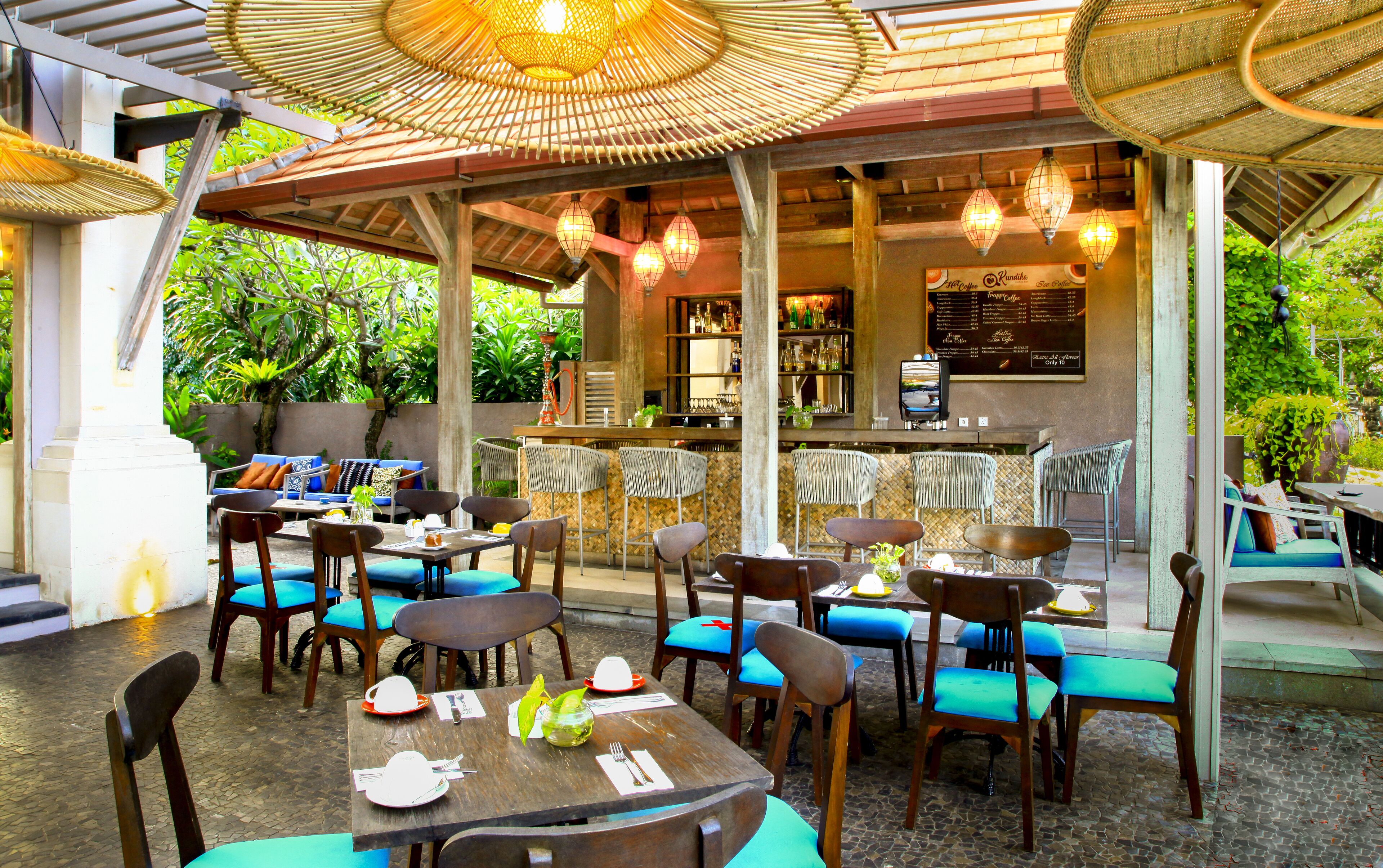 breakfast, lunch, dinner served; international cuisine