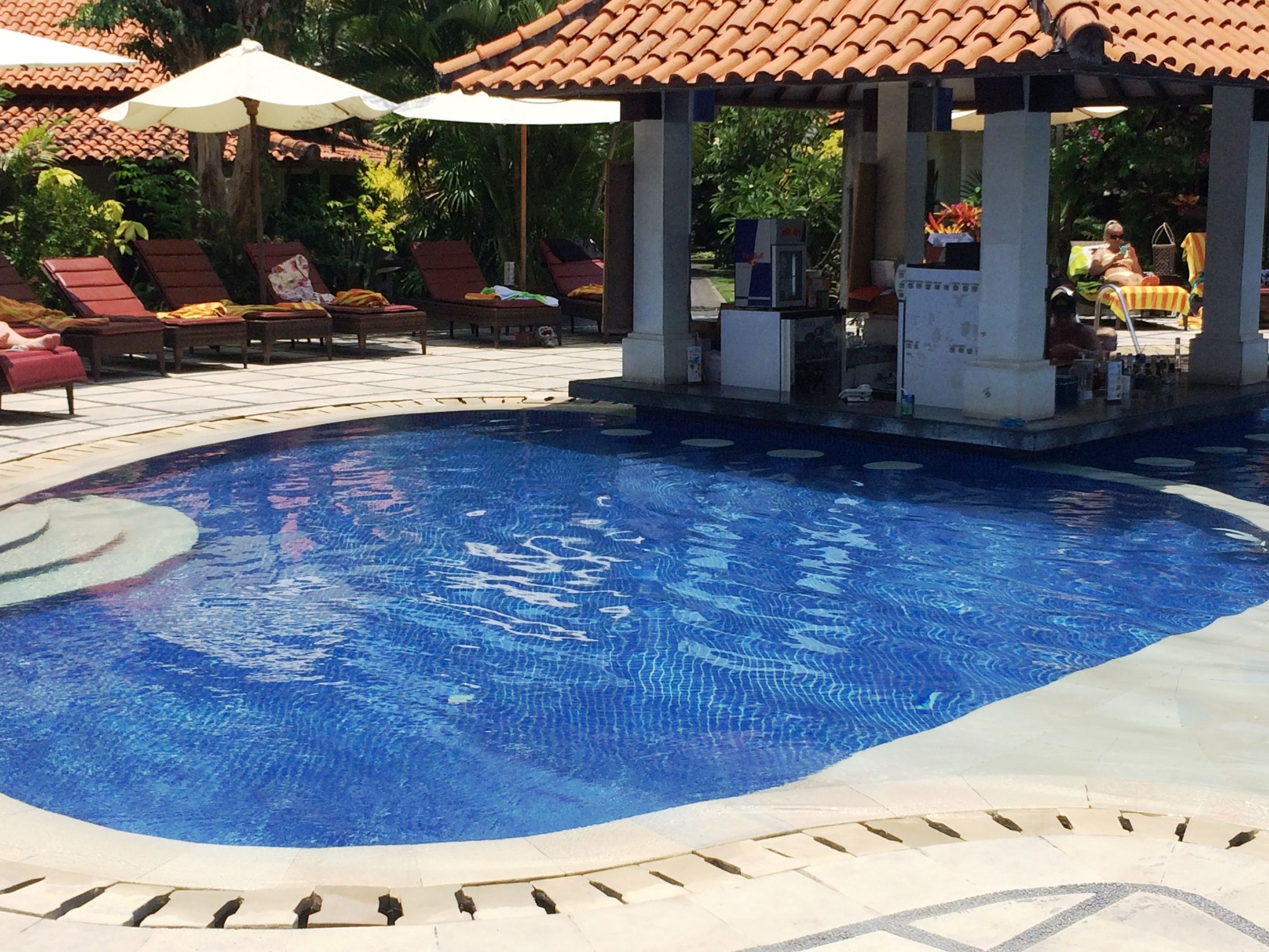 2 outdoor pools, pool loungers