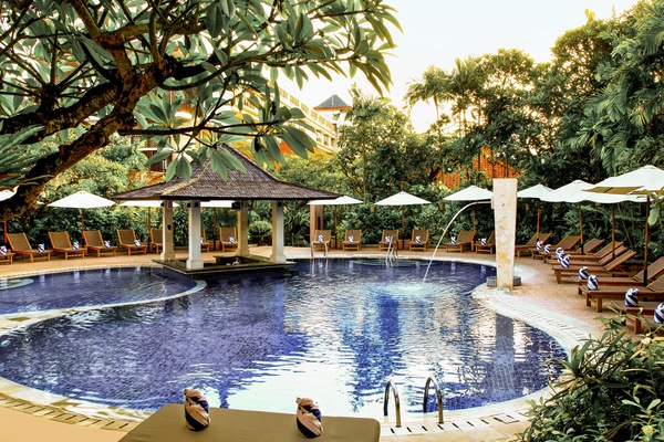 2 outdoor pools, pool loungers