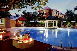 2 outdoor pools, pool loungers - Hotel Puri Raja (Legian)