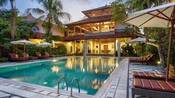 2 outdoor pools, pool loungers