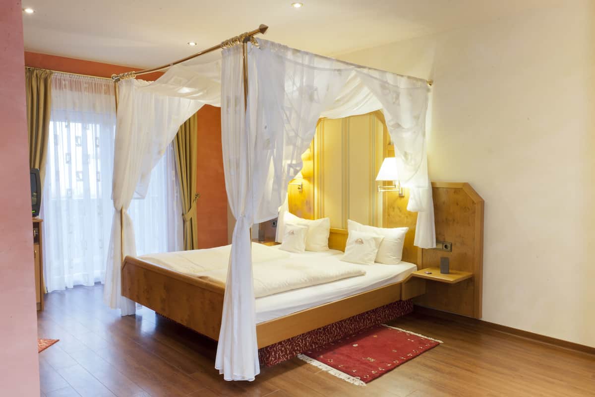 suite | minibar, in-room safe, desk, cots/infant beds