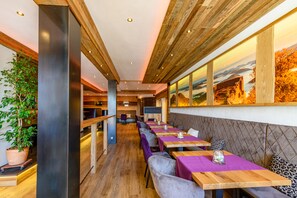 Petit déjeuner et dîner servis sur place