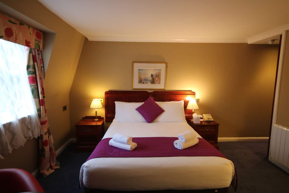Combined shower/tub, free toiletries, hair dryer, towels