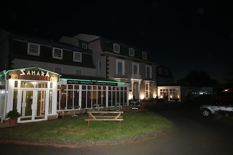 Área de juegos infantiles al aire libre. La Trelade Hotel