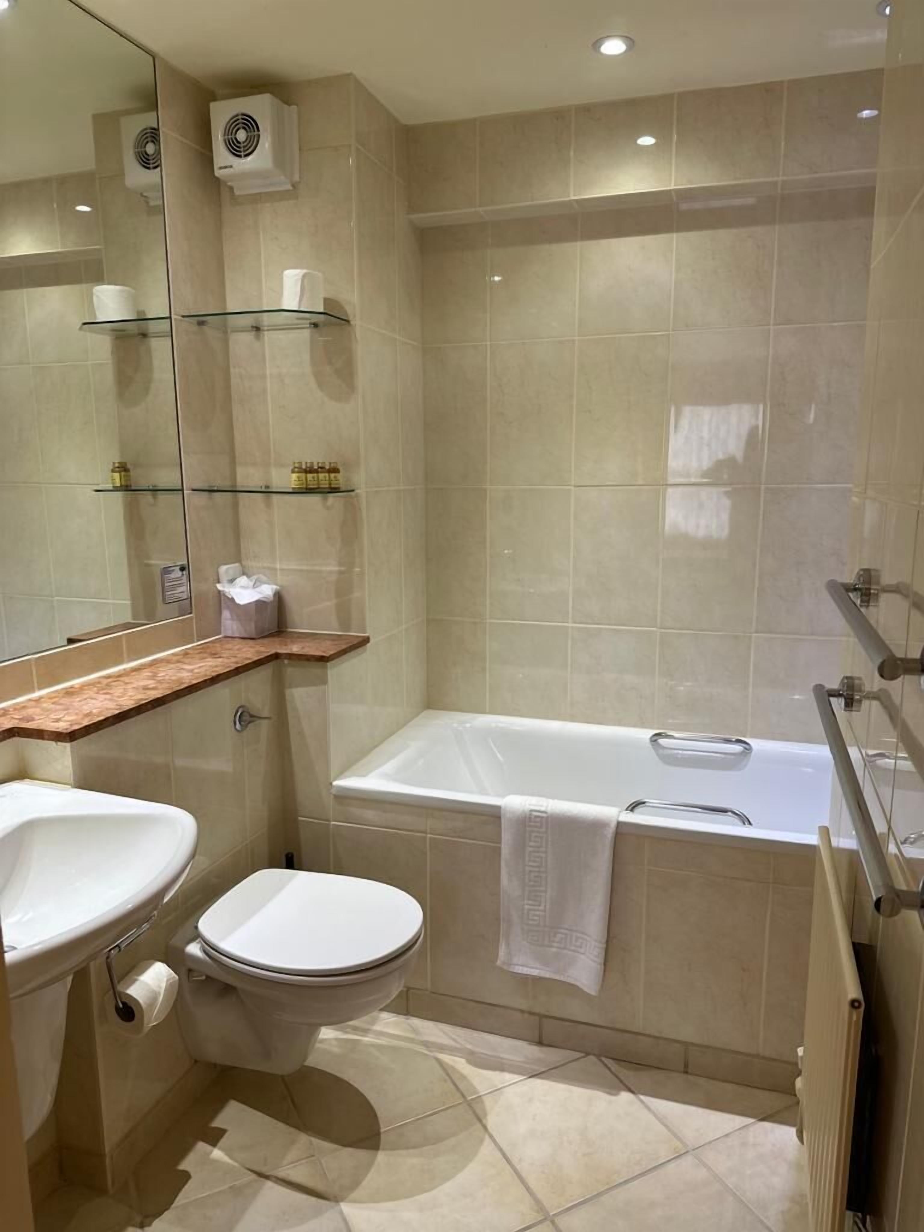 garden twin room | bathroom | combined shower/bathtub, free toiletries, hair dryer, towels