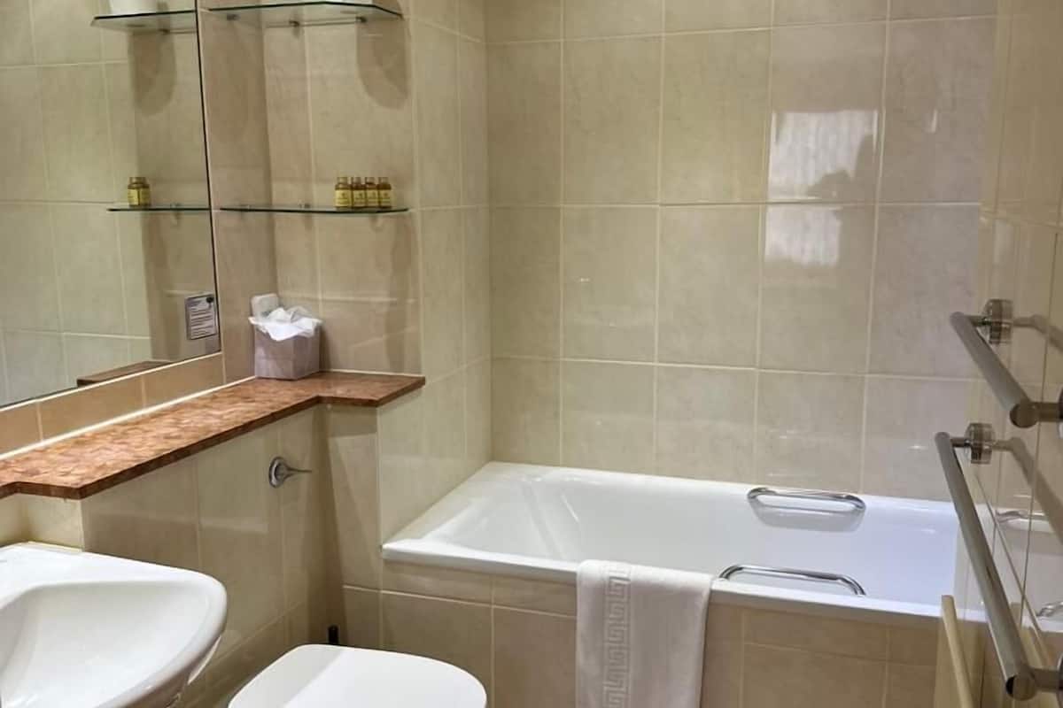 garden twin room | bathroom | combined shower/bathtub, free toiletries, hair dryer, towels