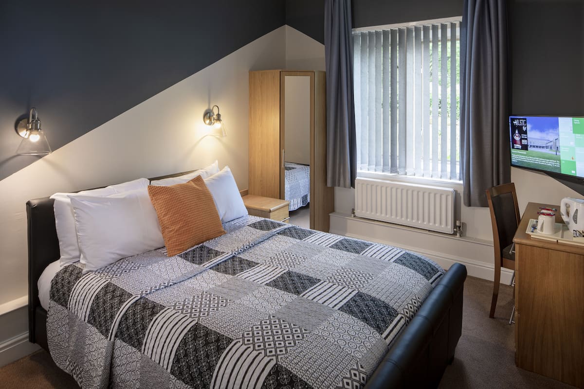 Single Room, 1 Double Bed | Hypo-allergenic bedding, in-room safe, desk, laptop workspace