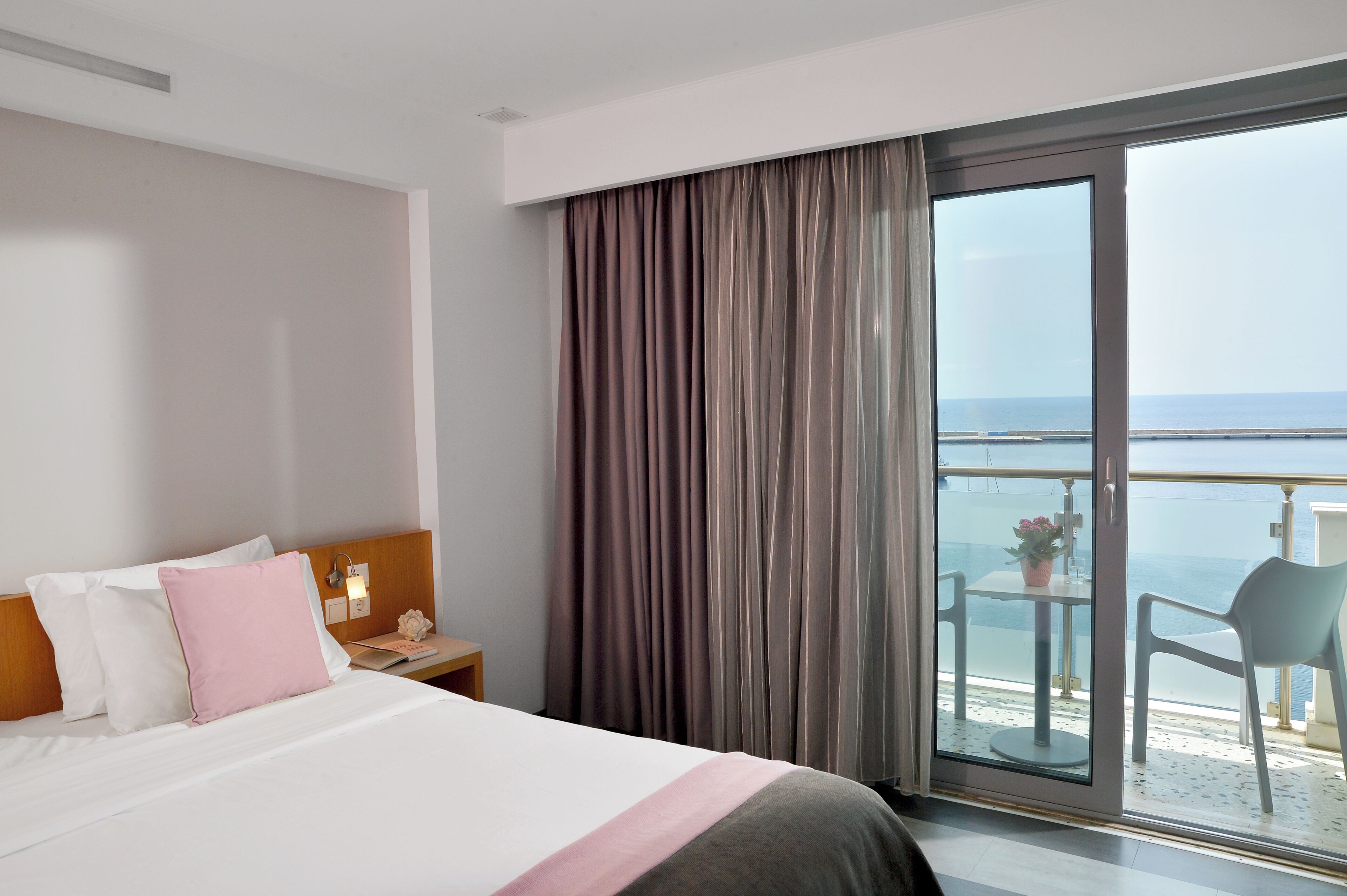 standard double room, sea view | 1 bedroom, minibar, in-room safe, soundproofing