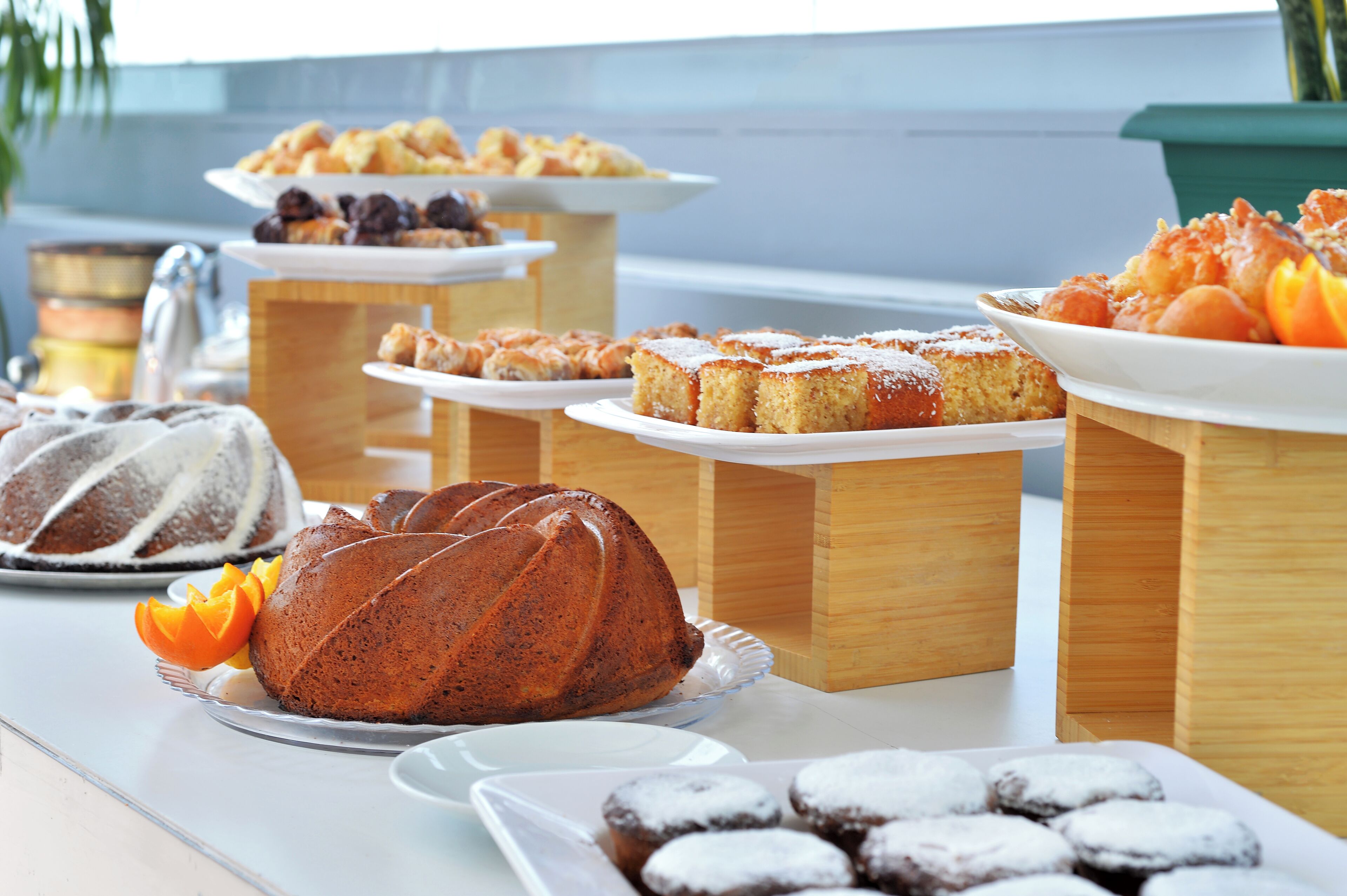 Um buffet com diversos doces e pâtisseries.