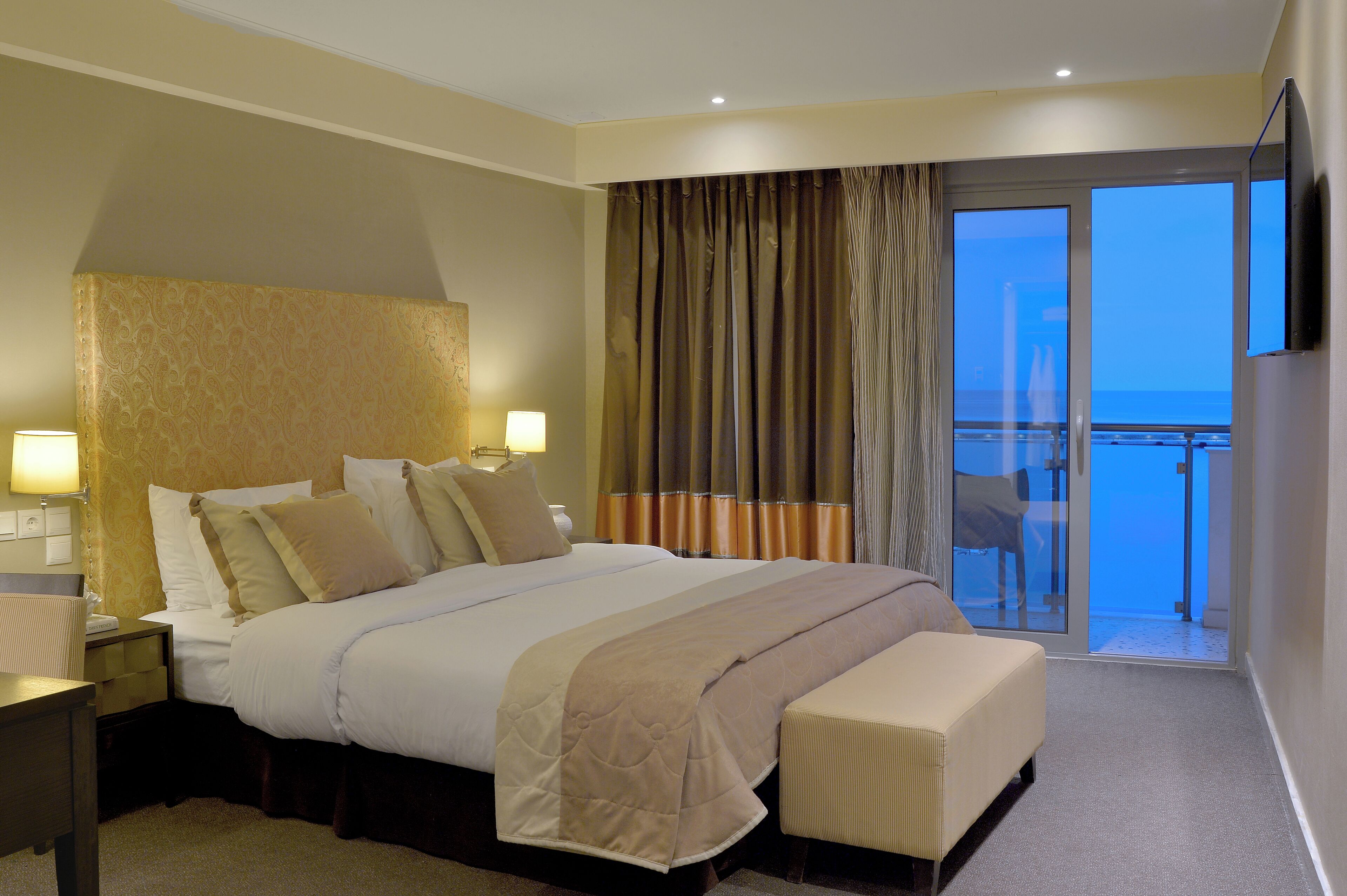 Standard-Doppelzimmer, Meerblick | Minibar, Zimmersafe, schallisolierte Zimmer, kostenloses WLAN