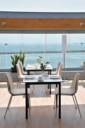 Frokost, lunsj og middag serveres, middelhavsretter, utsikt mot havet 