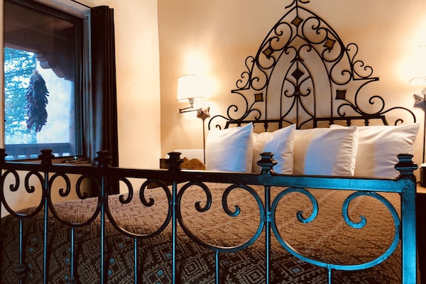 Traditional Room, 1 Queen Bed (Cowgirl Room - Queen Bed) | Egyptian cotton sheets, premium bedding, down comforters, pillowtop beds