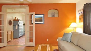 Suite Klasik, 1 Tempat Tidur King (Santa Fe Suite - King Bed) | Area keluarga | Televisi layar datar 52-inci dengan saluran TV satelit dan TV