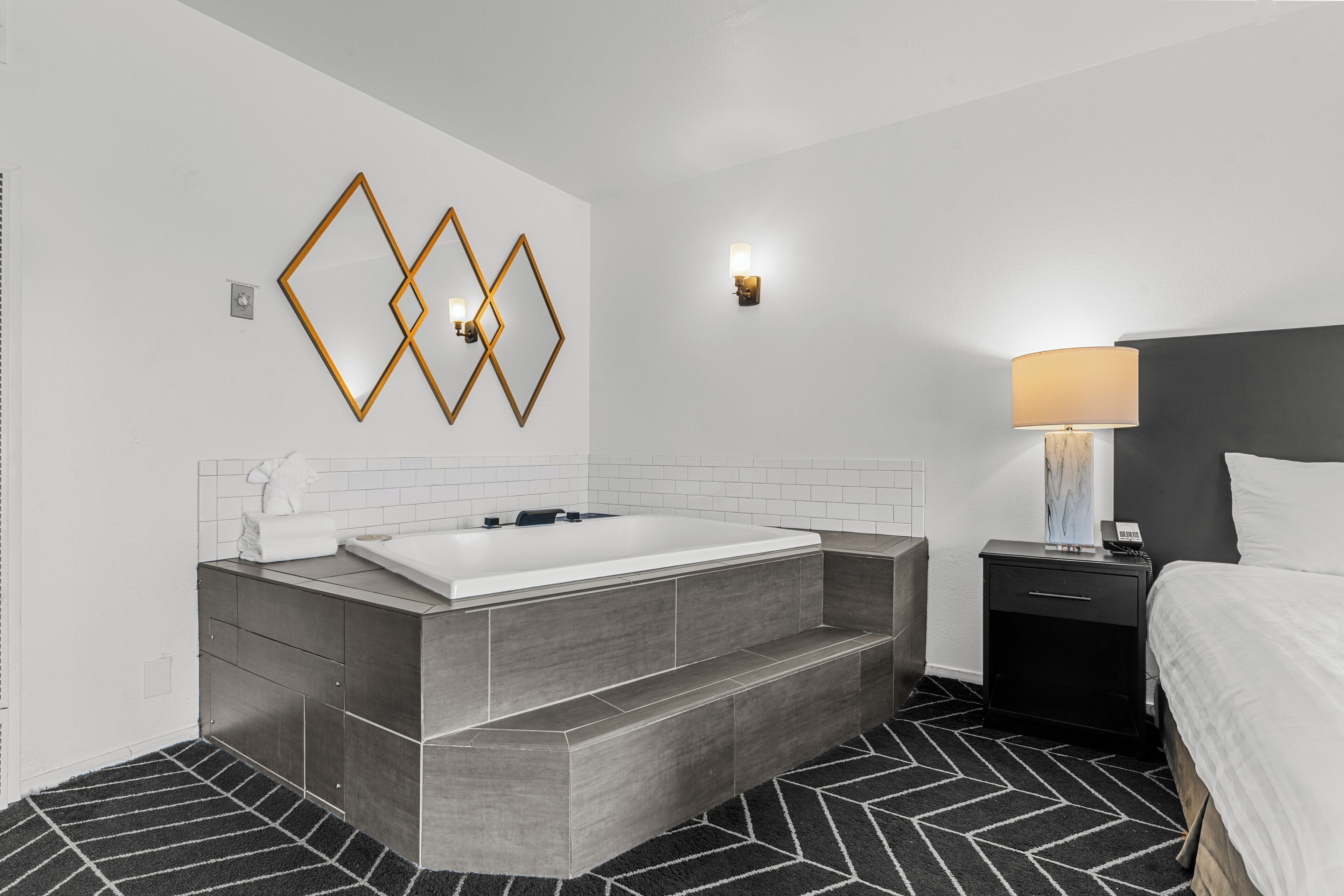 Chambre, 1 très grand lit, non-fumeurs, bain à remous | Rideaux occultants, fer et planche à repasser, Wi-Fi gratuit