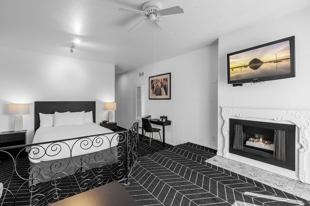 Chambre Deluxe, 1 grand lit, non-fumeurs, cheminée | 1 chambre, rideaux occultants, fer et planche à repasser, Wi-Fi gratuit
