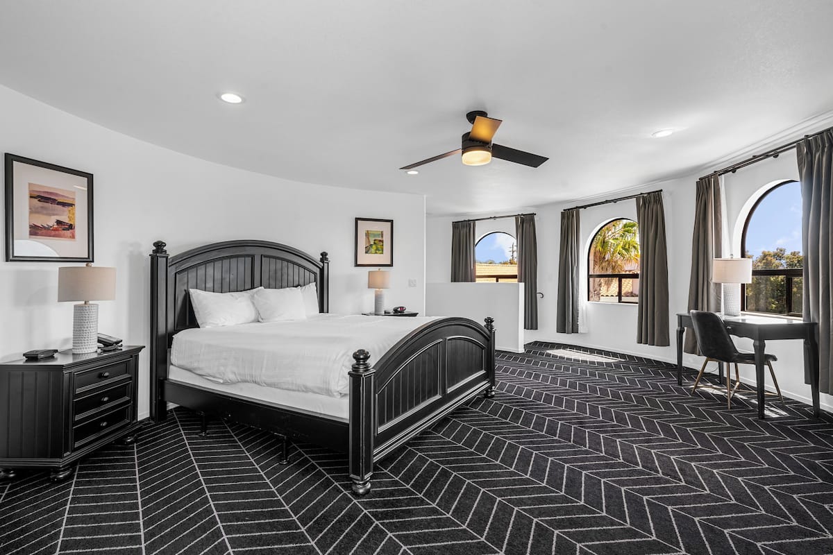 Chambre Majestueuse, 1 très grand lit, cheminée, dans la tour | 1 chambre, rideaux occultants, fer et planche à repasser, Wi-Fi gratuit
