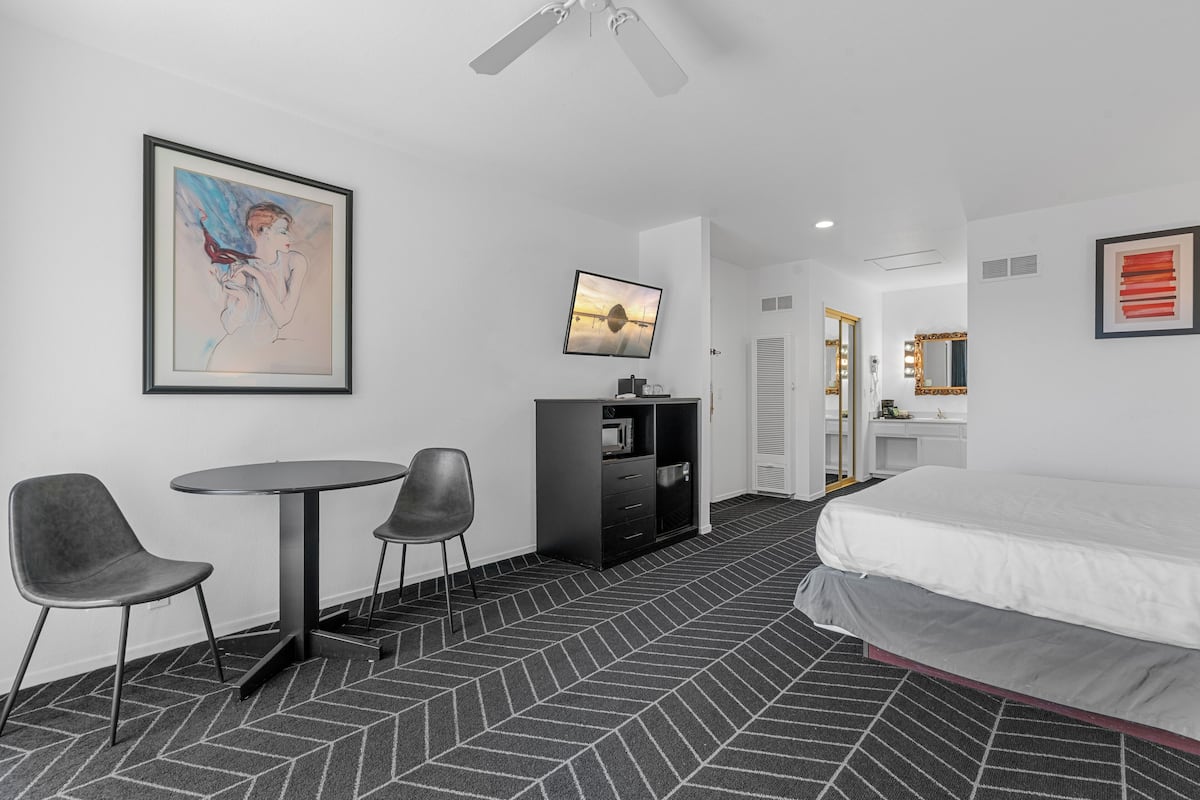 Chambre, 1 très grand lit, non-fumeurs | 1 chambre, rideaux occultants, fer et planche à repasser, Wi-Fi gratuit