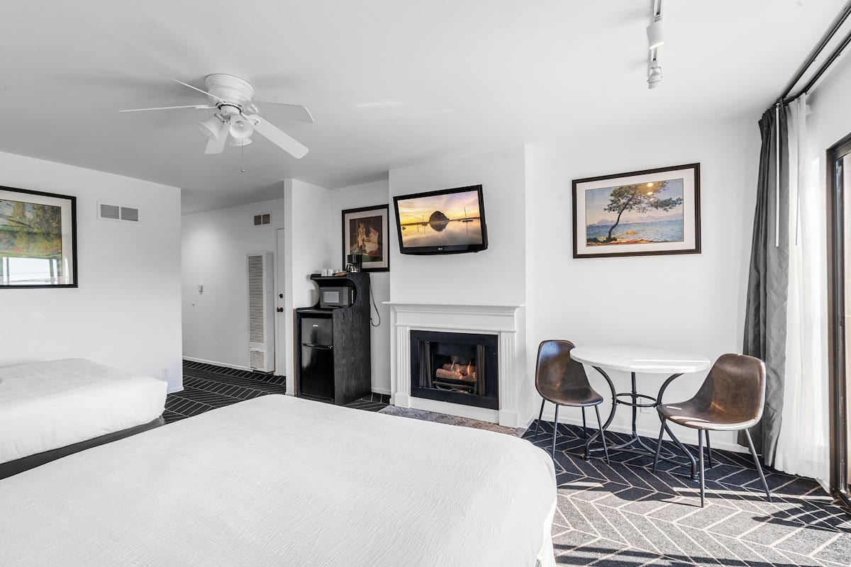 Chambre Deluxe, 2 grands lits, non-fumeurs, cheminée | 1 chambre, rideaux occultants, fer et planche à repasser, Wi-Fi gratuit