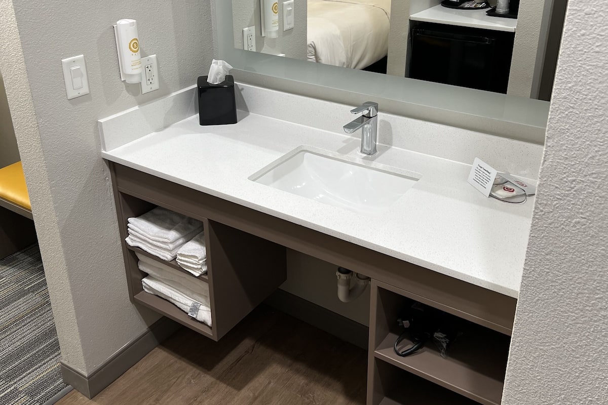 Separate tub and shower, free toiletries, hair dryer, towels