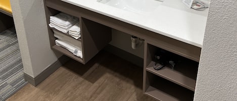 Baignoire et douche séparées, articles de toilette gratuits