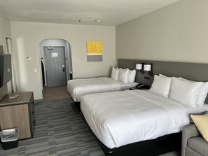 Escritorio, espacio para trabajar con laptop y cortinas blackout 