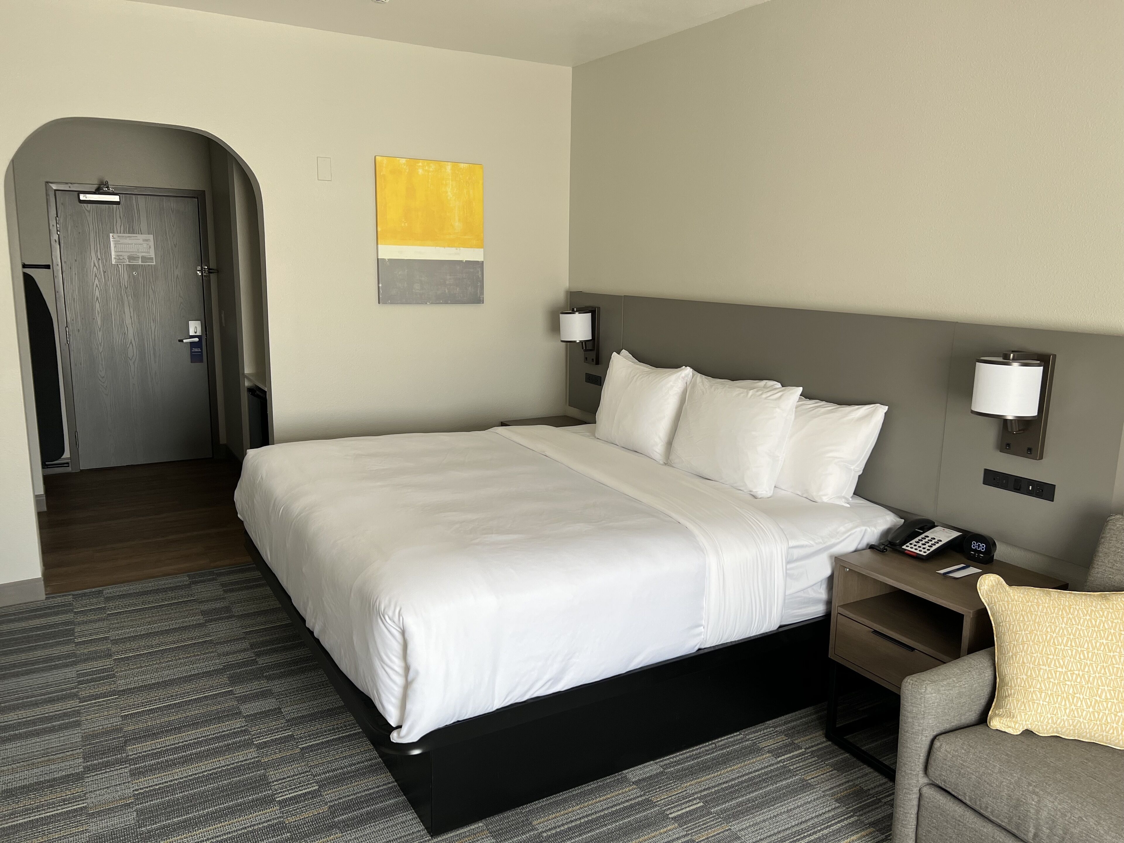 Escritorio, espacio para trabajar con laptop y cortinas blackout 